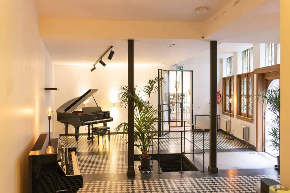 Salon met concertvleugel in het pianobelevingscentrum